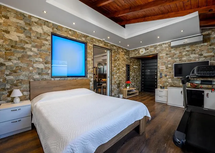 Pervolia House Private Near Airport *